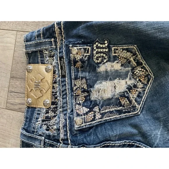 Miss Me Easy Cropped Mid Rise Jeans Dark Wash Embellished Size 27 Y2K Straight - Picture 12 of 13